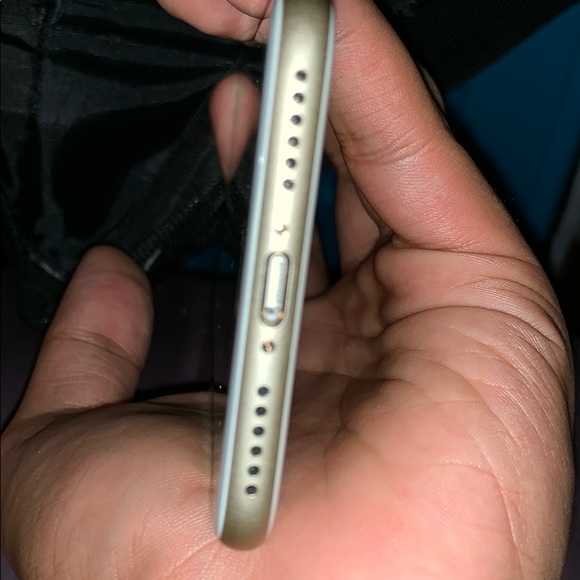 LOCKED iPhone 7 rose gold - Picture 3 of 4